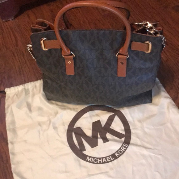 Michael Kors Hamilton Large MK Tote - Picture 3 of 6